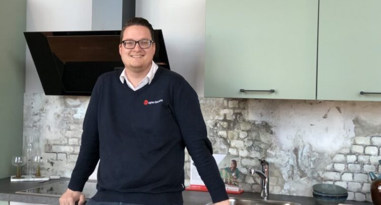 Martijn (32) werkt bij Super Keukens: ‘Ik ben geen standaard verkoper, ik maak er een feestje van’
